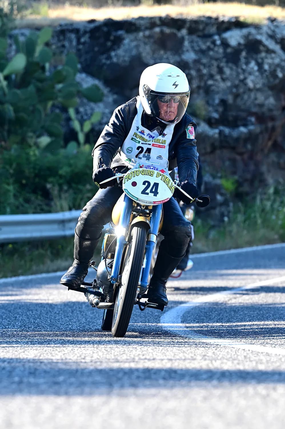 Moto storiche allineate in piazza prima della partenza di tappa