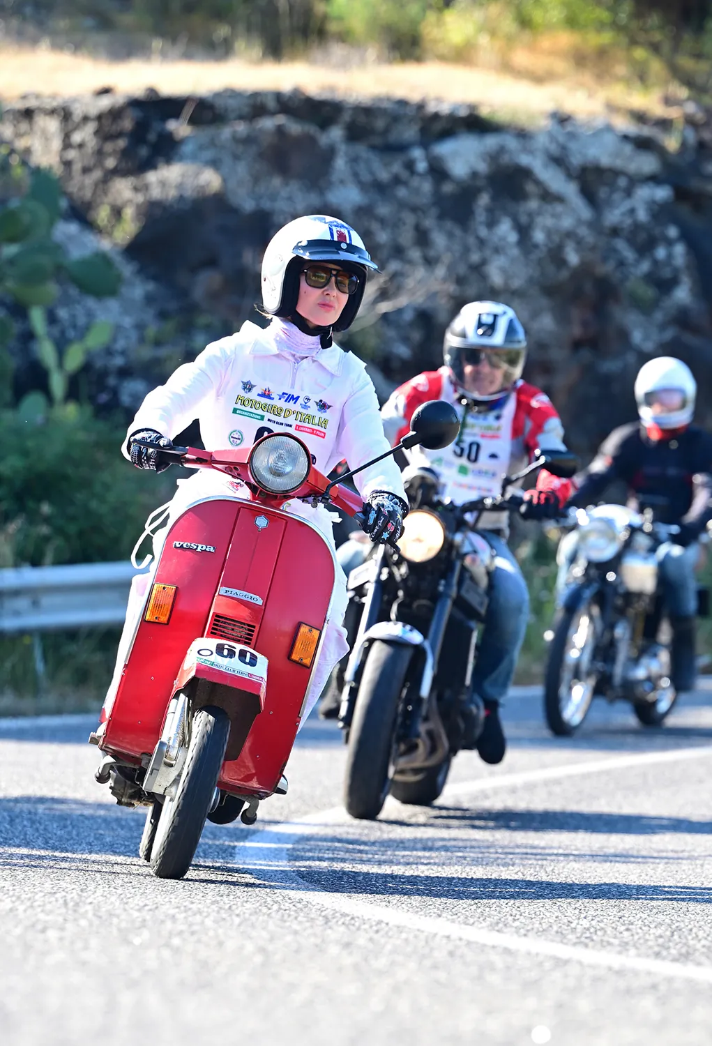 Arco di partenza del Motogiro con le moto schierate lungo il viale alberato