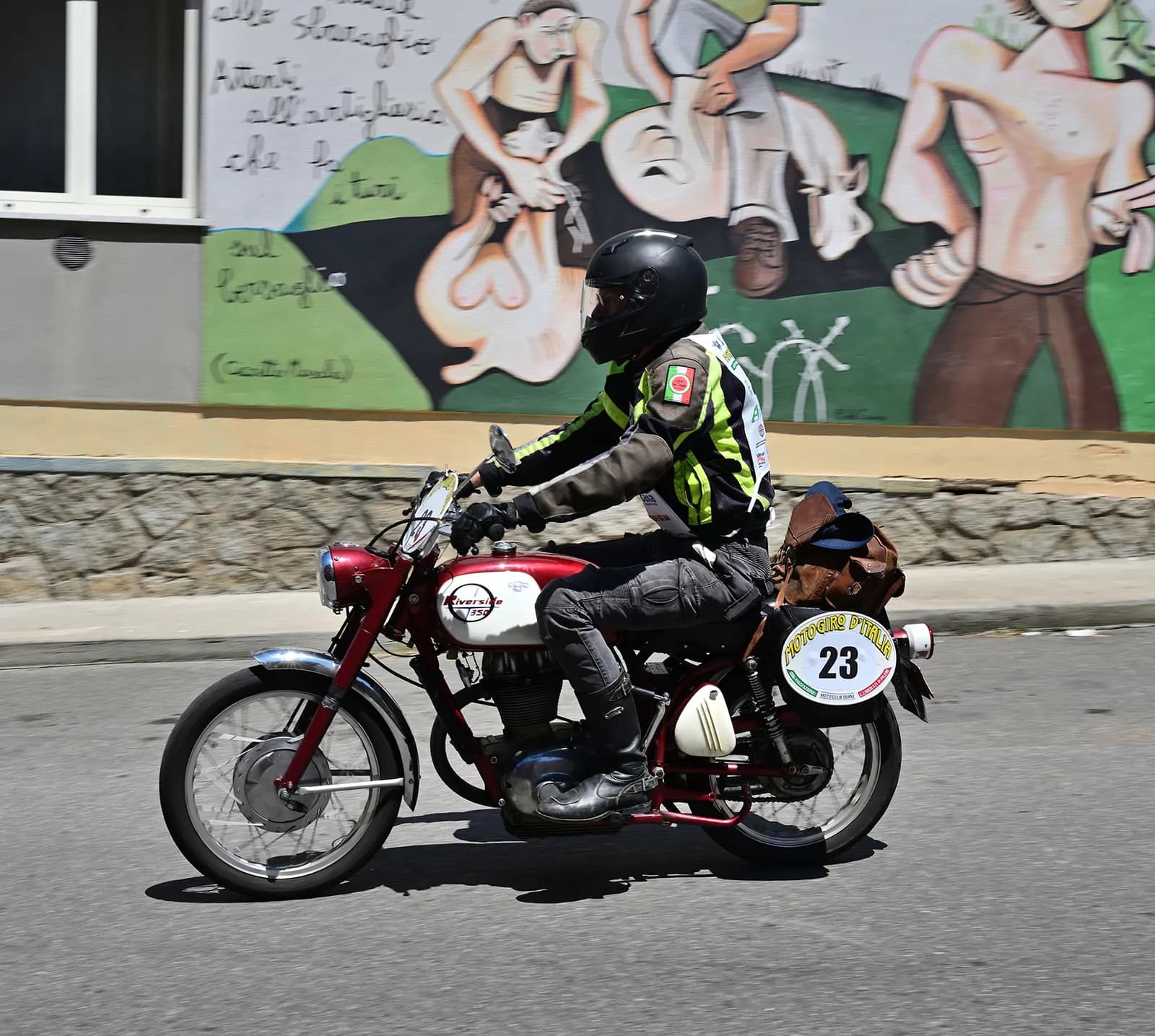 Partecipante con occhialoni e casco vintage al controllo timbro