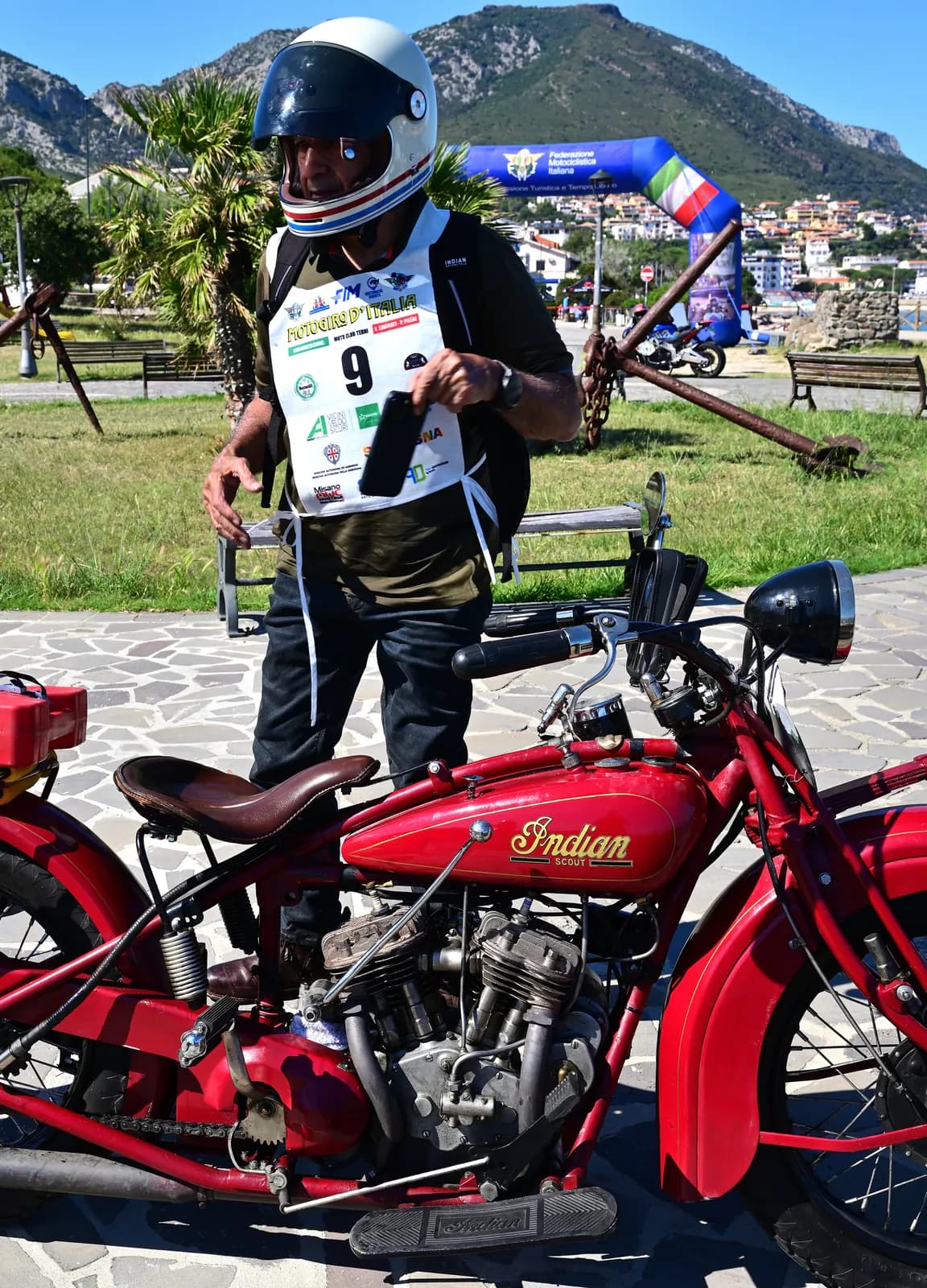 Moto Indian d'epoca in esposizione durante una sosta di tappa