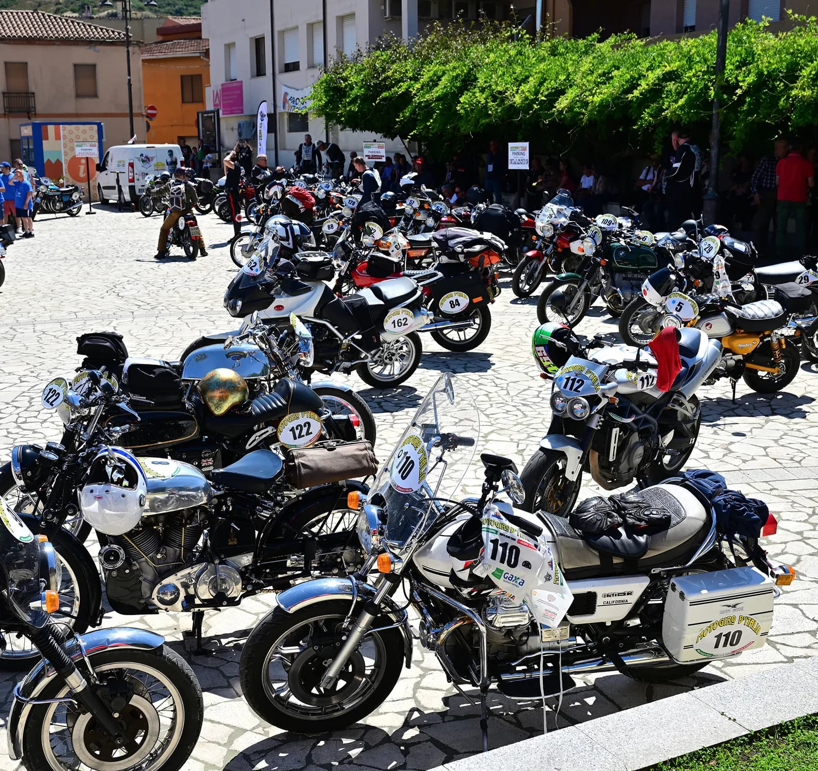 Moto storiche parcheggiate nel centro di un borgo sardo