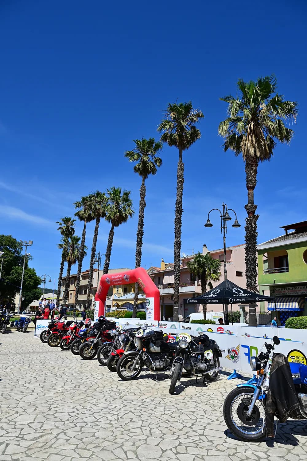 Partecipante in azione tra le curve della costa
