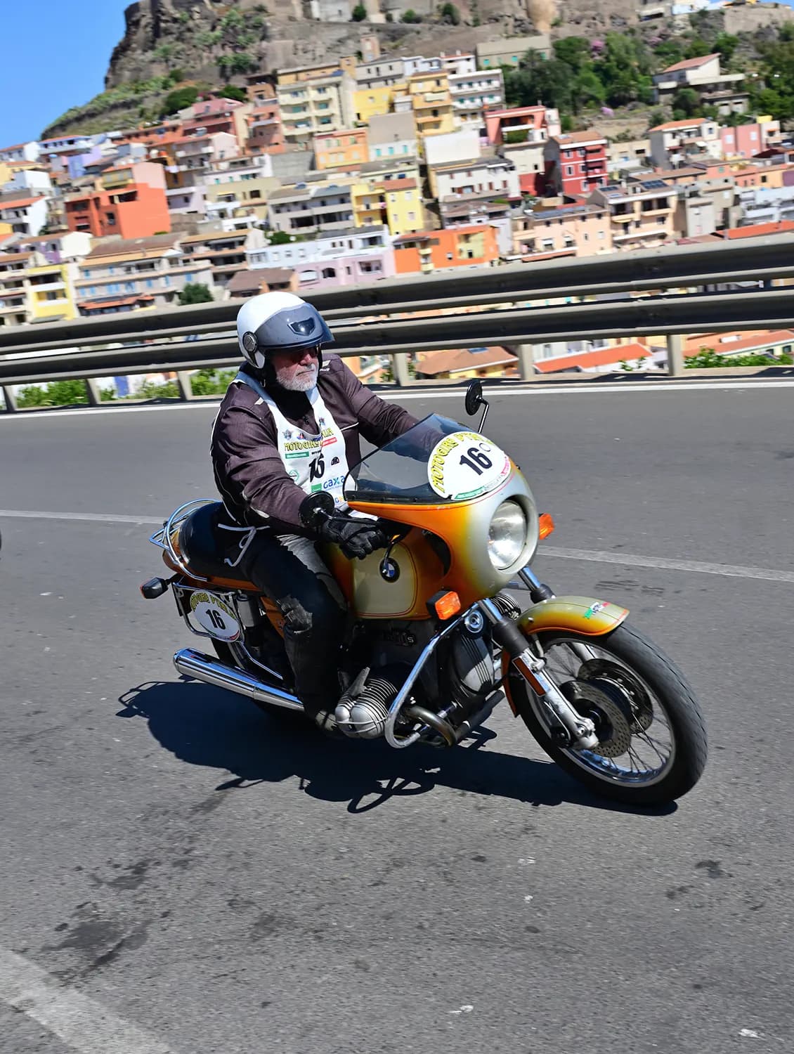 Moto d'epoca affronta un tornante di montagna