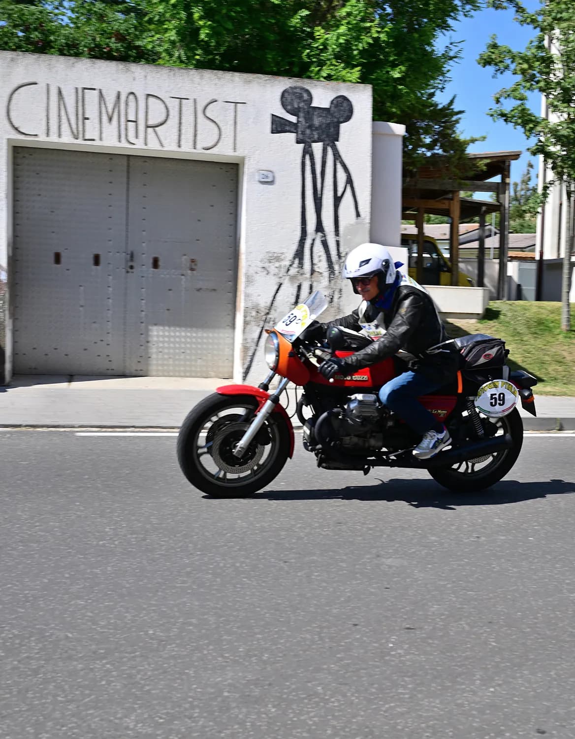 Honda storica in azione su strada di collina