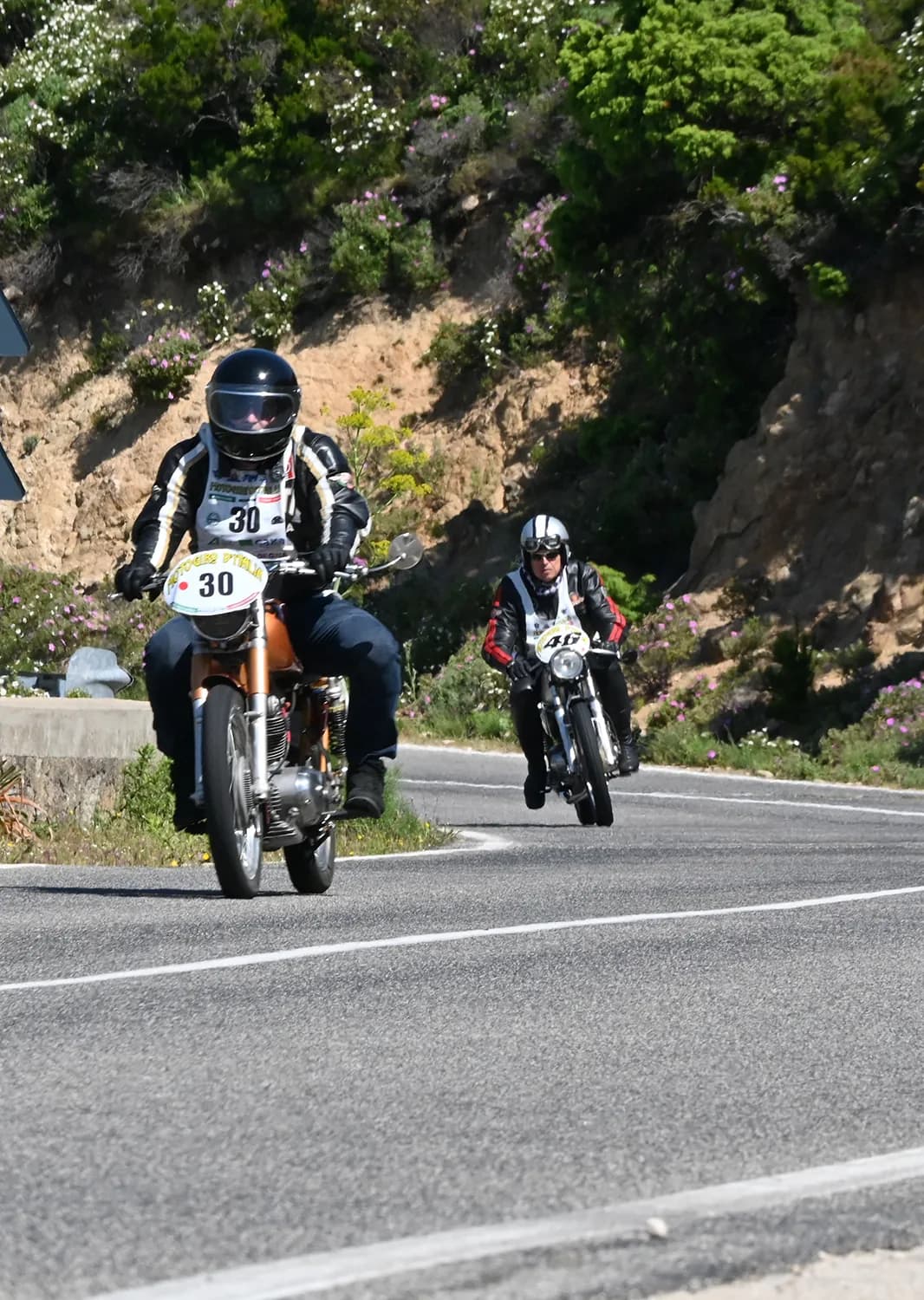 Dettaglio di moto d'epoca in sosta durante la tappa