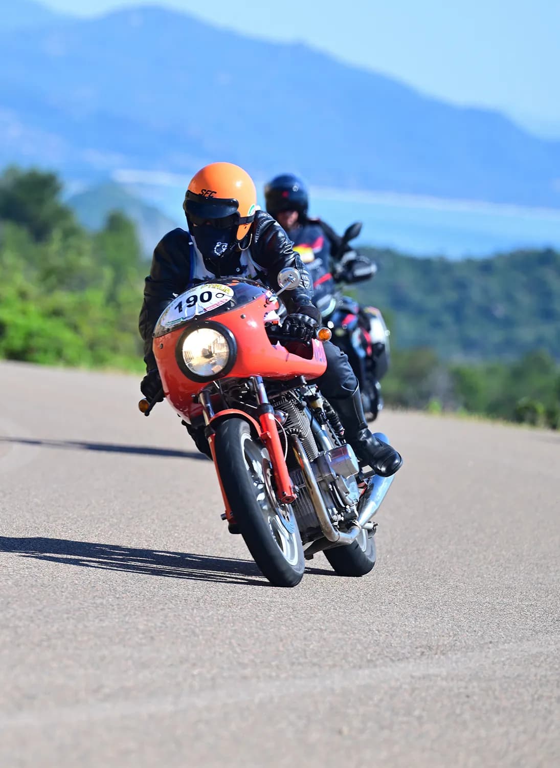 Moto d'epoca in azione su strada litoranea