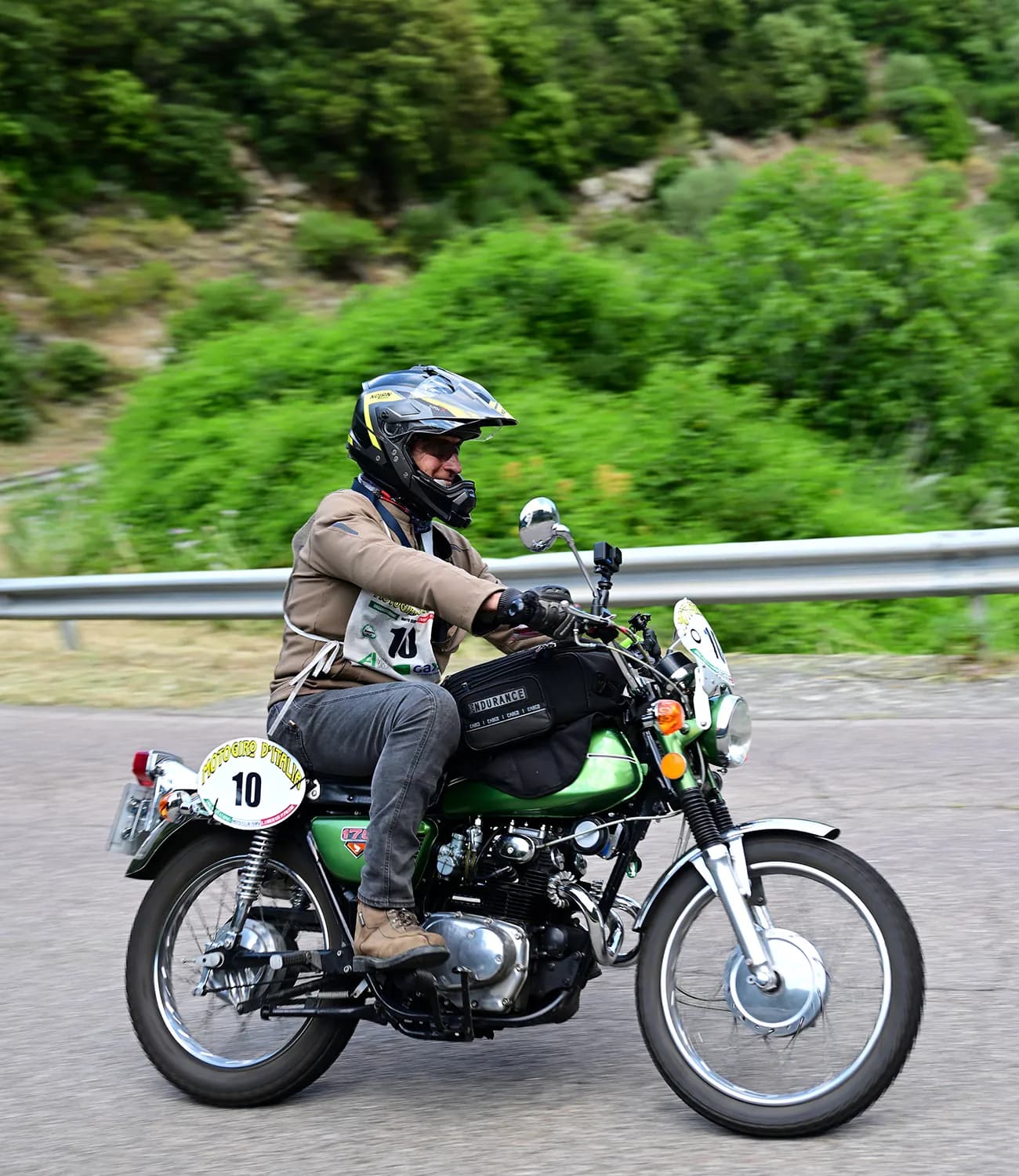 Due moto storiche in sequenza lungo il percorso
