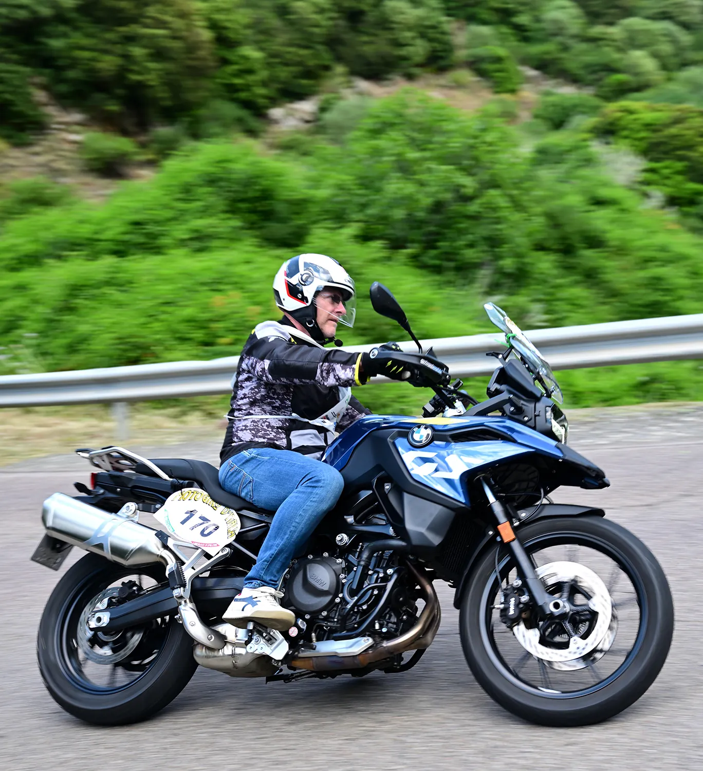 Moto d'epoca con bagagli lungo la tappa