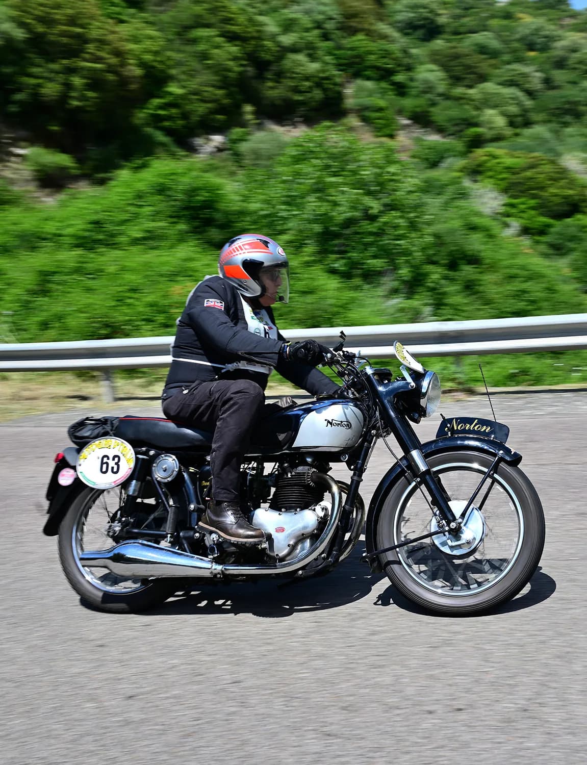 Motociclista in azione con casco integrale bianco