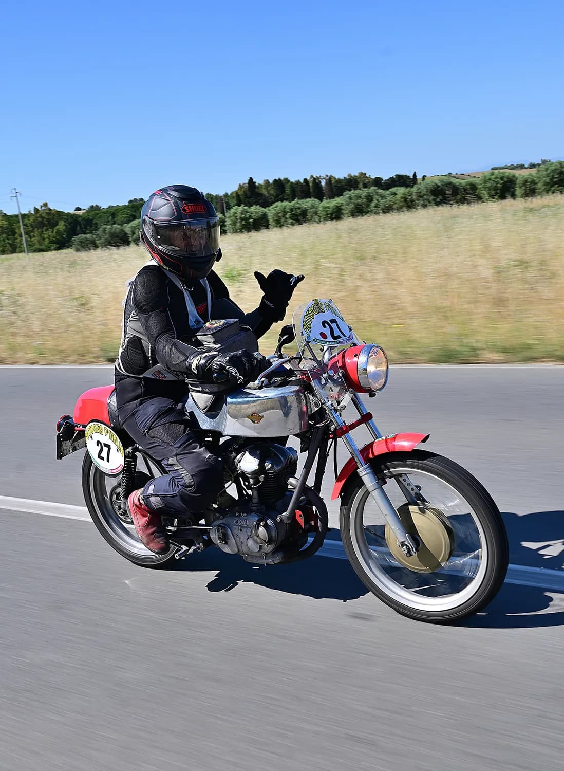 Partecipante in azione su moto classica britannica