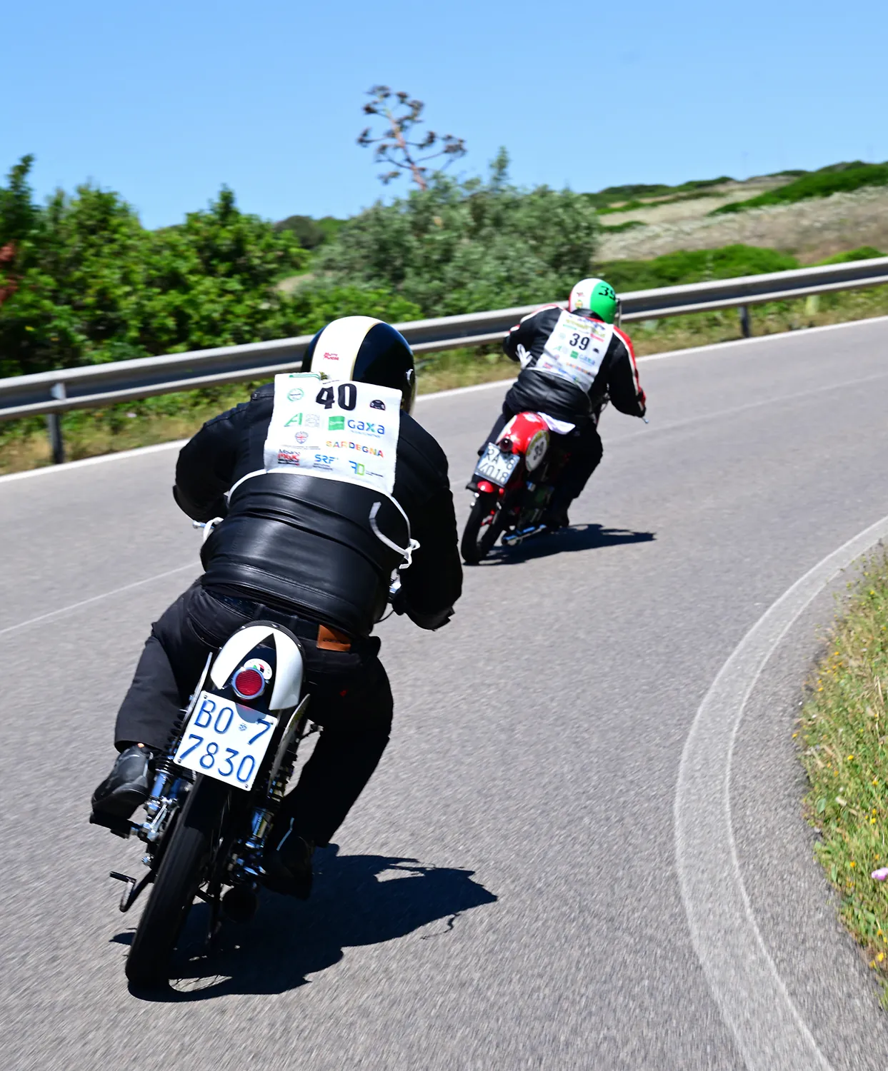 Moto d'epoca lungo la strada assolata