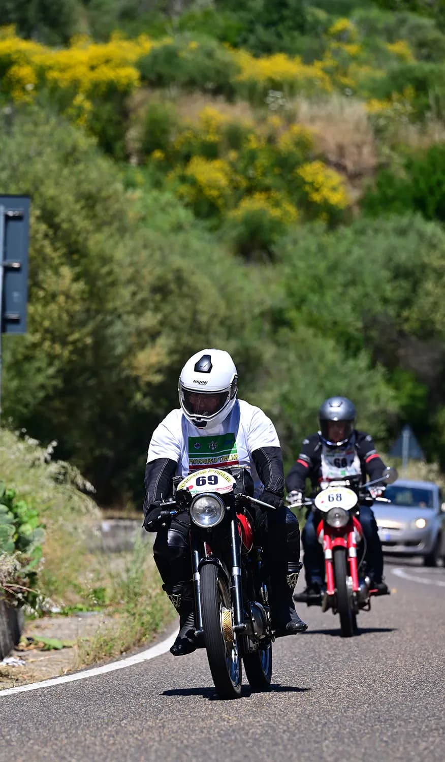 Moto storica sale lungo un tratto di montagna
