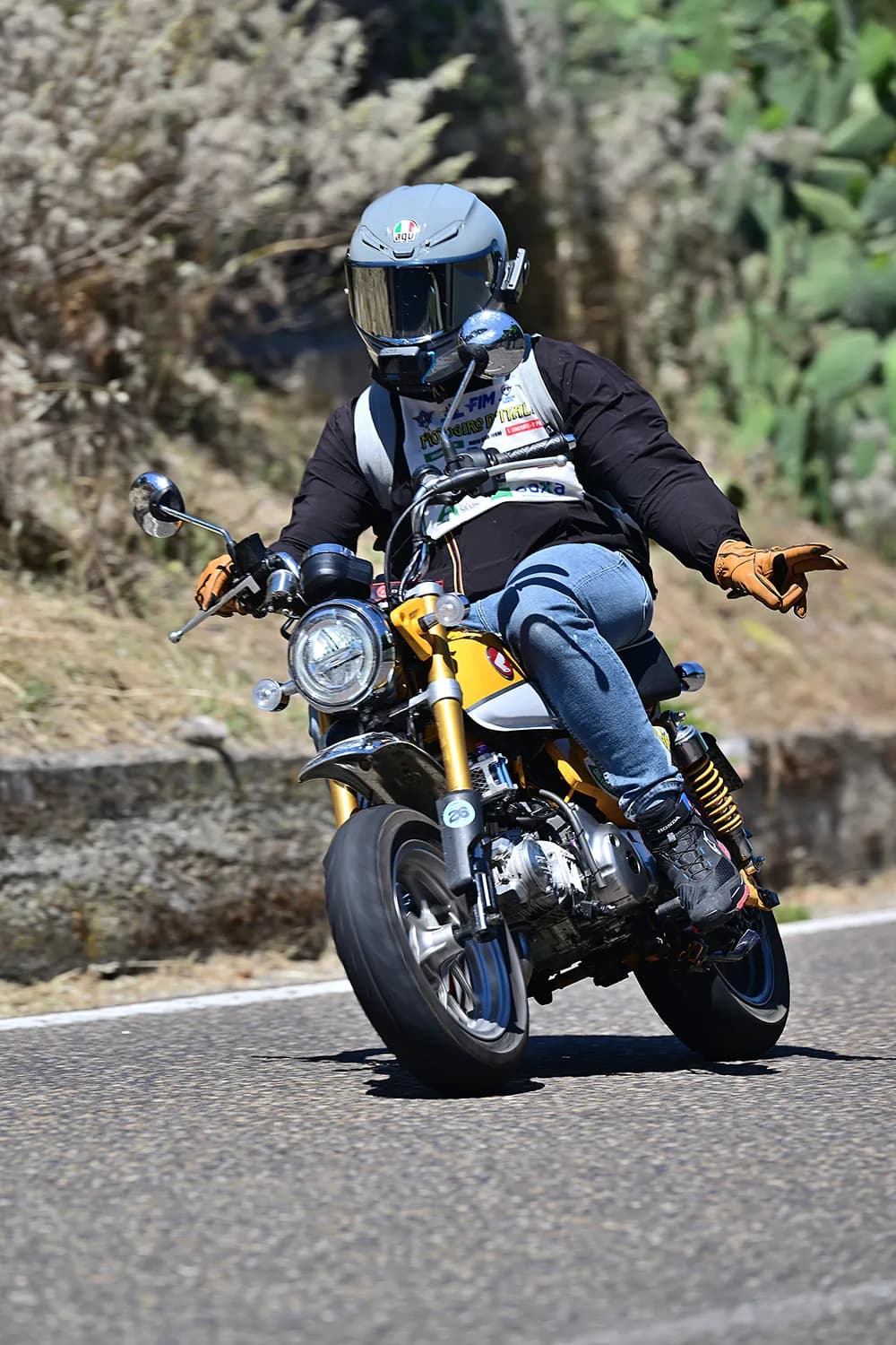 Norton d'epoca in azione durante la tappa