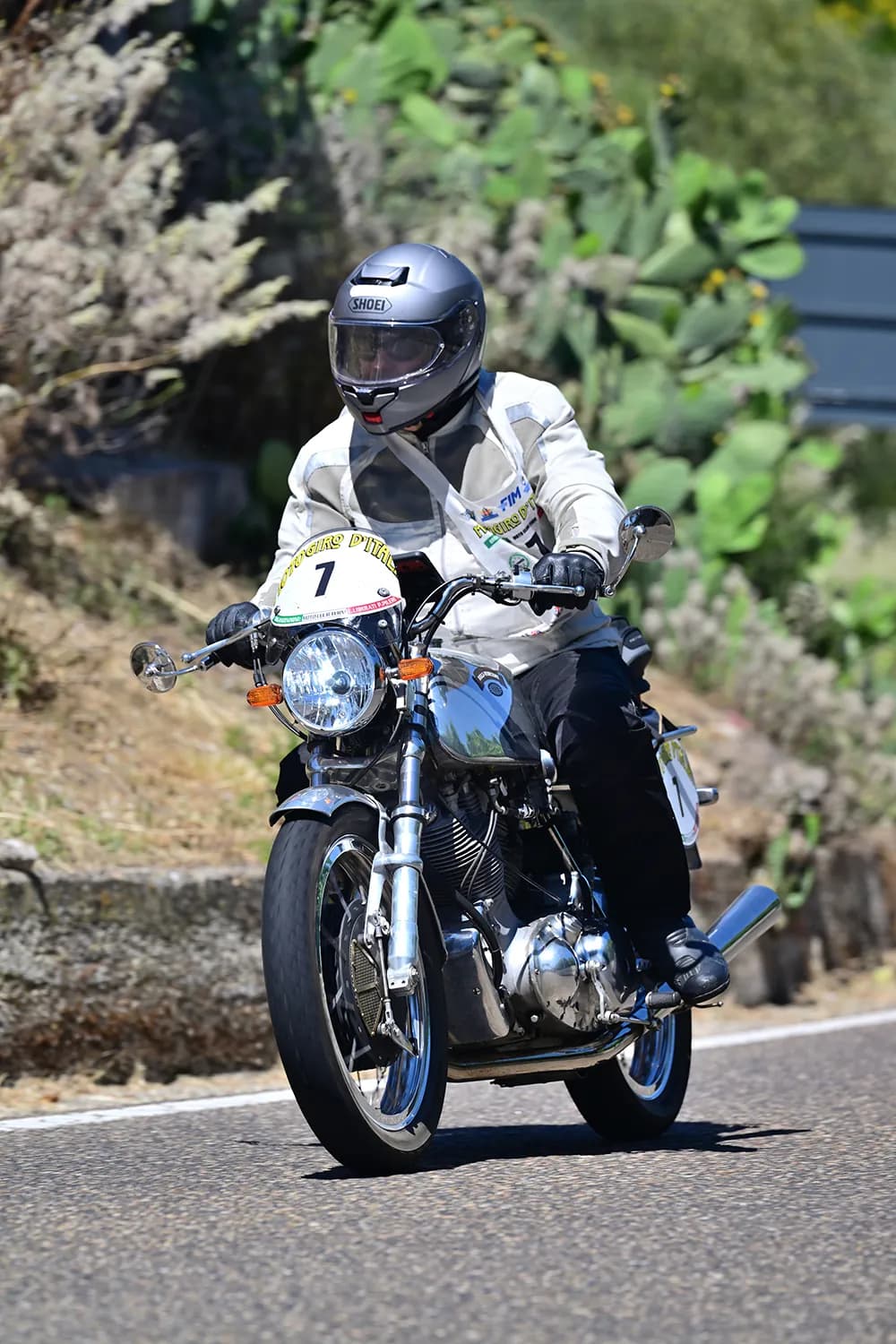 Moto sportiva classica in piega su strada aperta