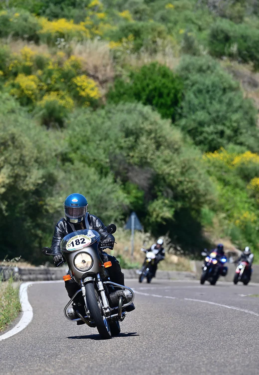 Moto Guzzi storica in azione lungo il percorso