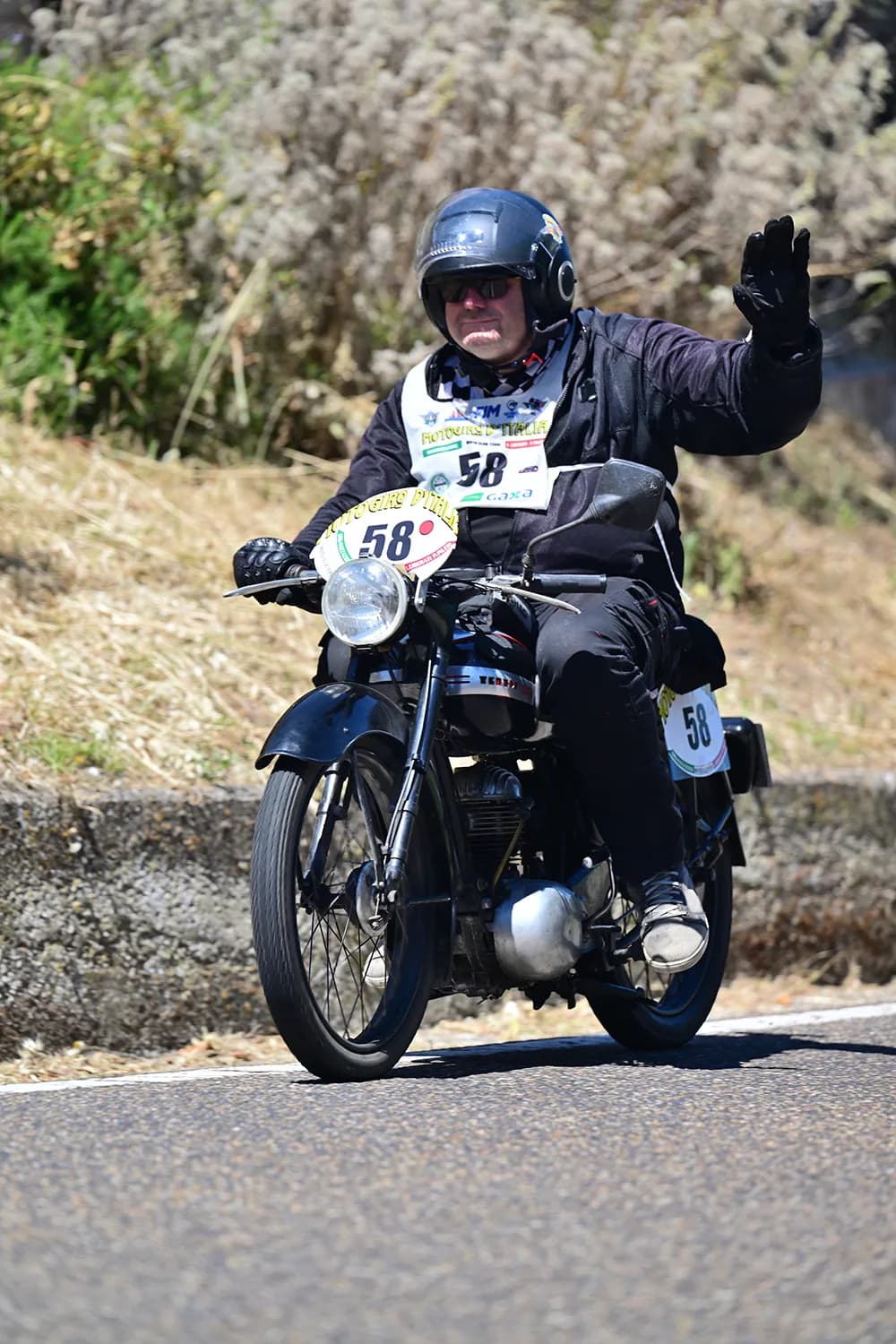 Due moto storiche affrontano la stessa curva