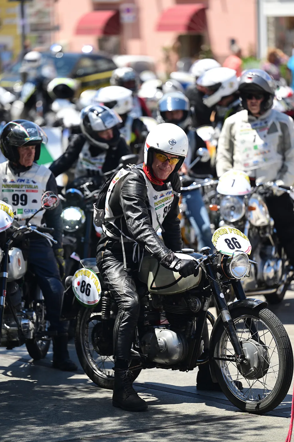 Moto d'epoca in piega su strada di collina