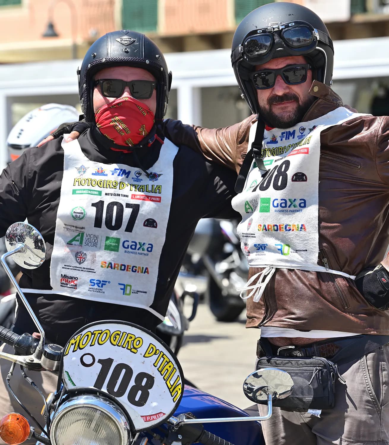 Due partecipanti con i pettorali ufficiali 107 e 108 alla partenza