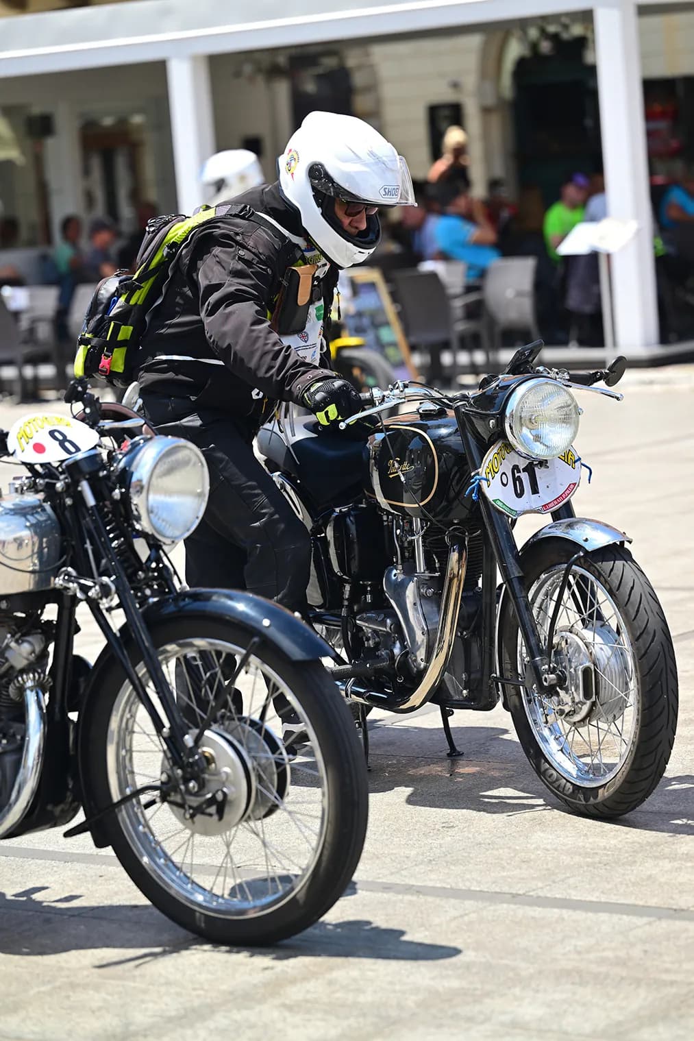Partecipante in sella alla moto durante il transito in centro