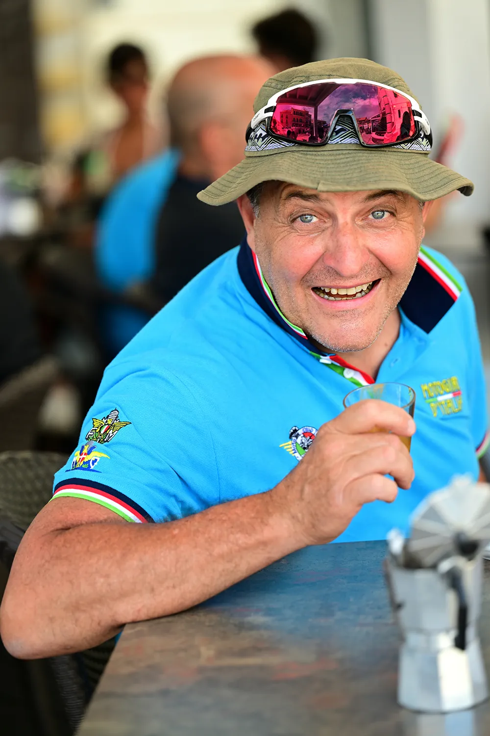 Motociclista in azione con moto classica