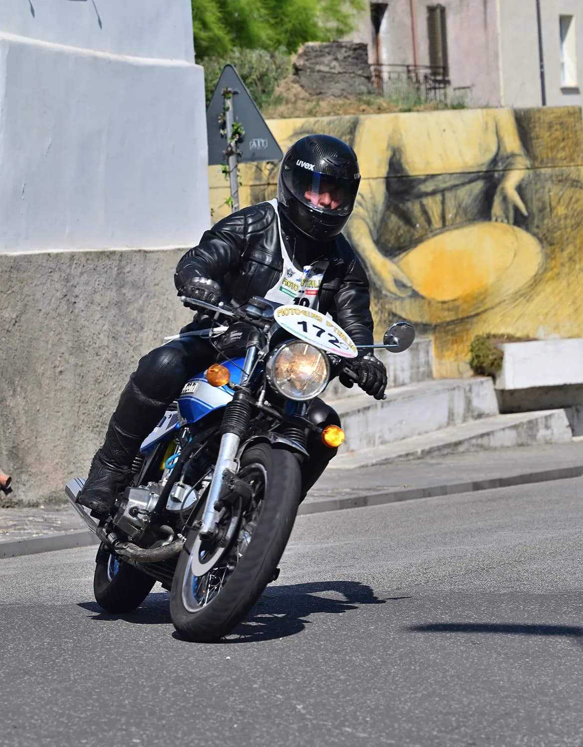 Moto storica affronta un tratto in curva