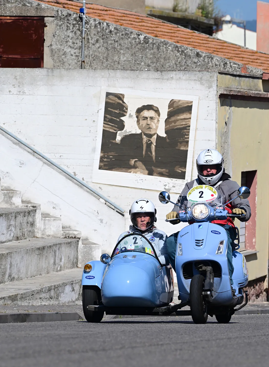 Moto d'epoca in azione su strada di montagna