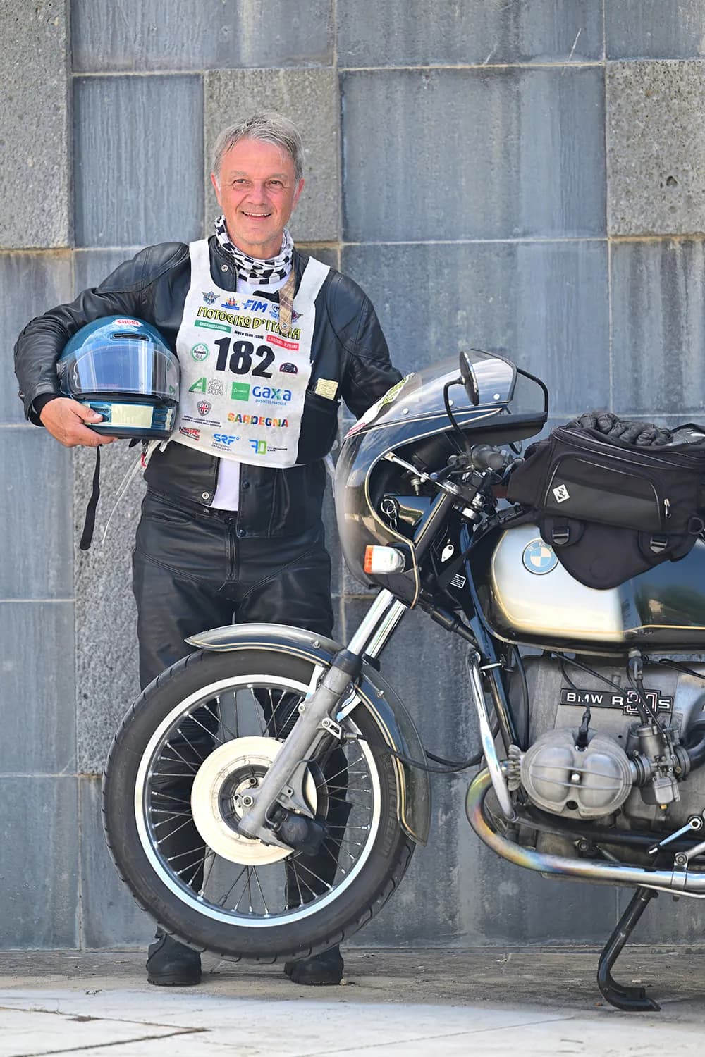 Moto storiche in transito nel centro di un paese