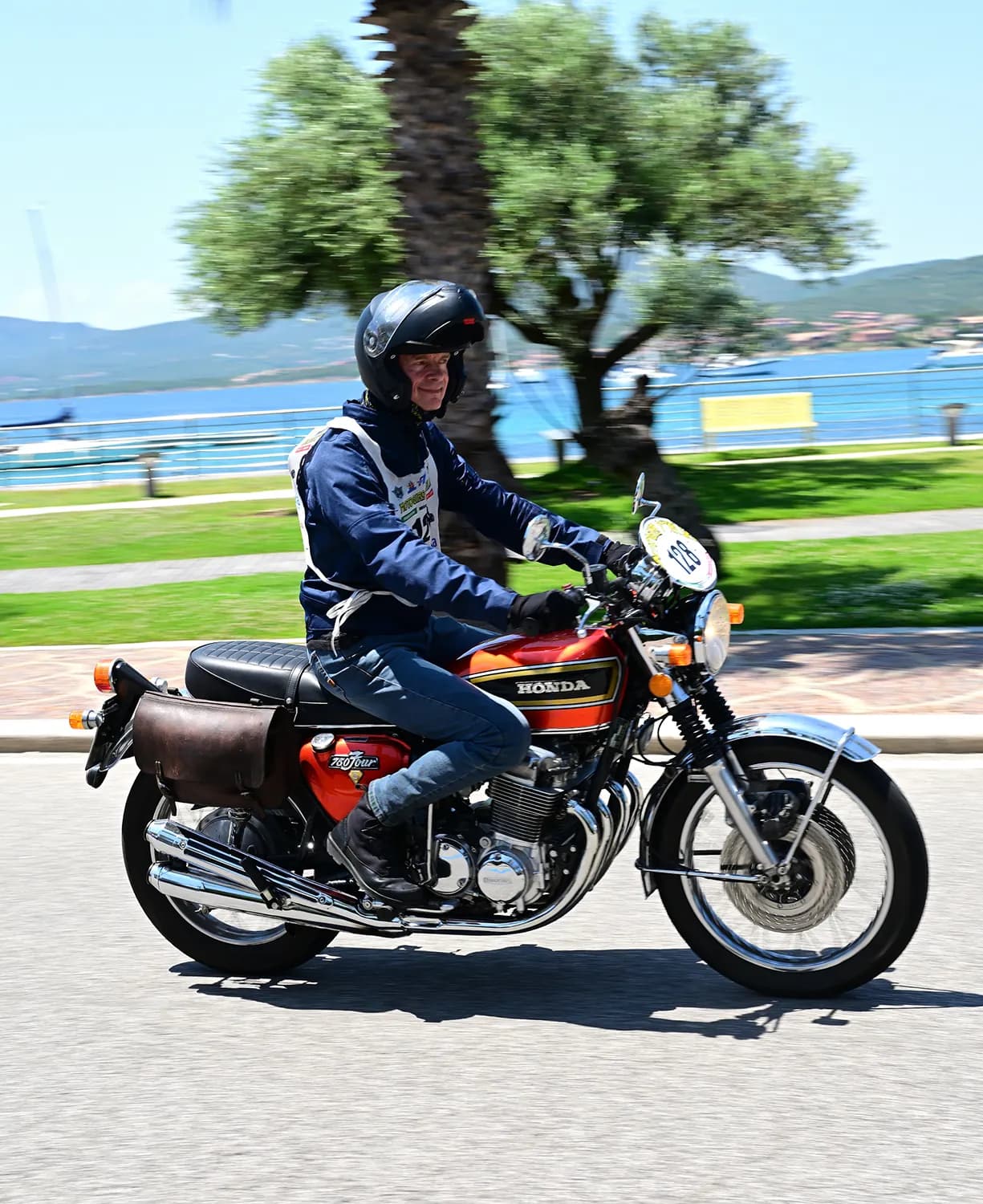 Moto classica in azione davanti a un murale