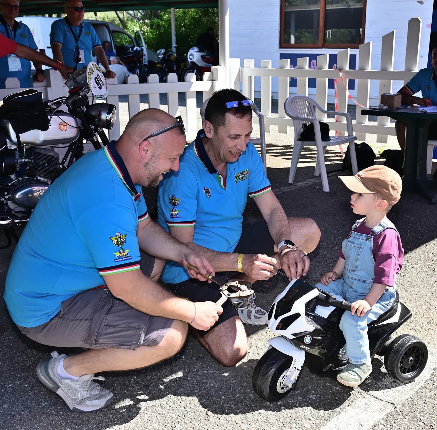 Coppia di partecipanti con i pettorali ufficiali del Motogiro