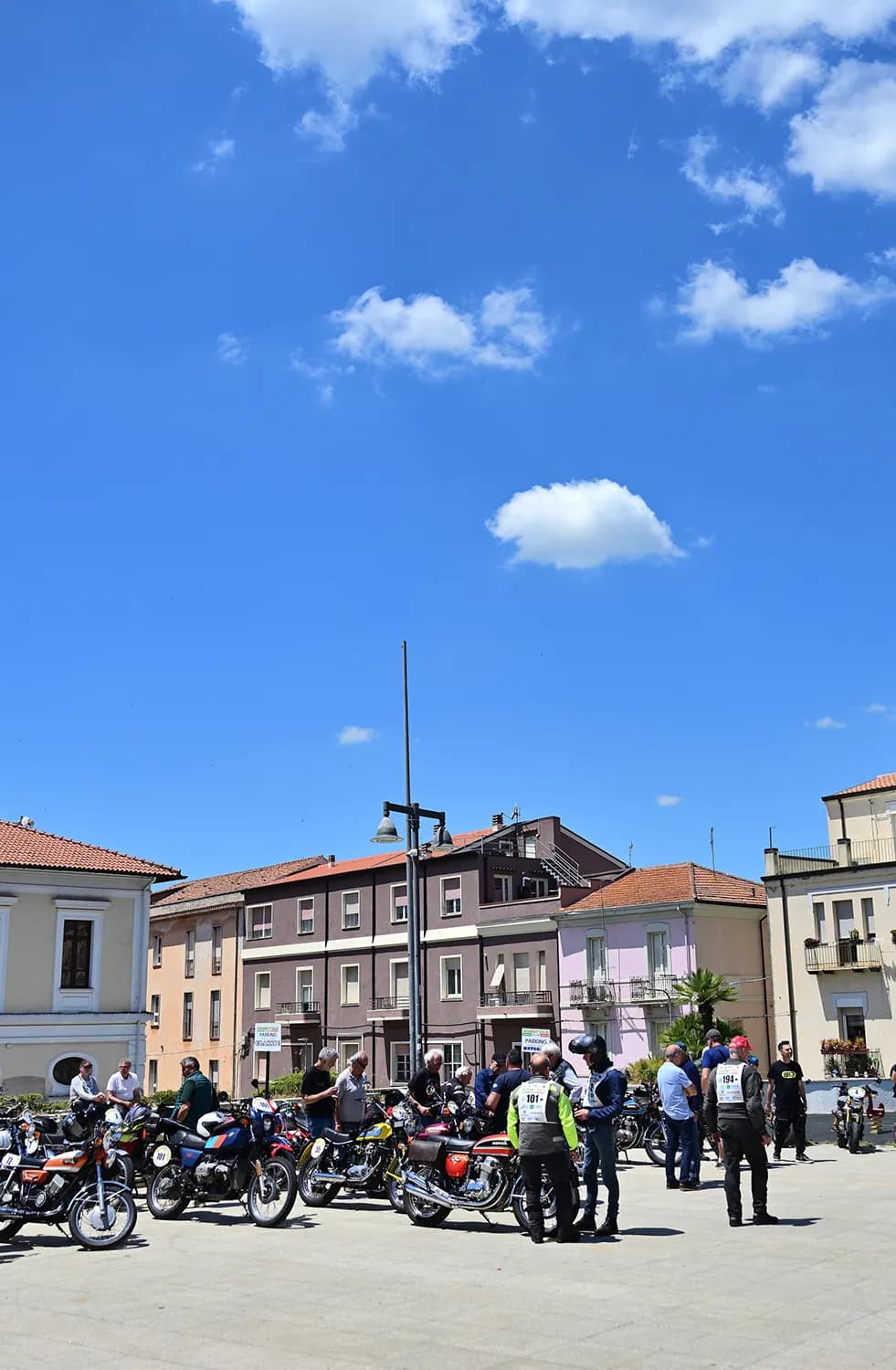 Partecipante posa accanto alla propria moto storica