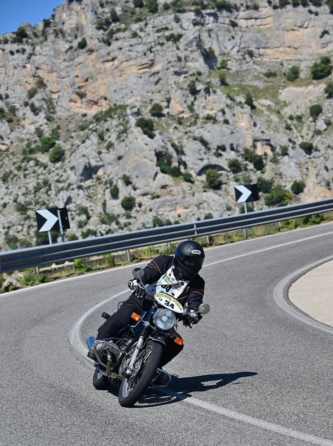 Moto storica in azione lungo la costa