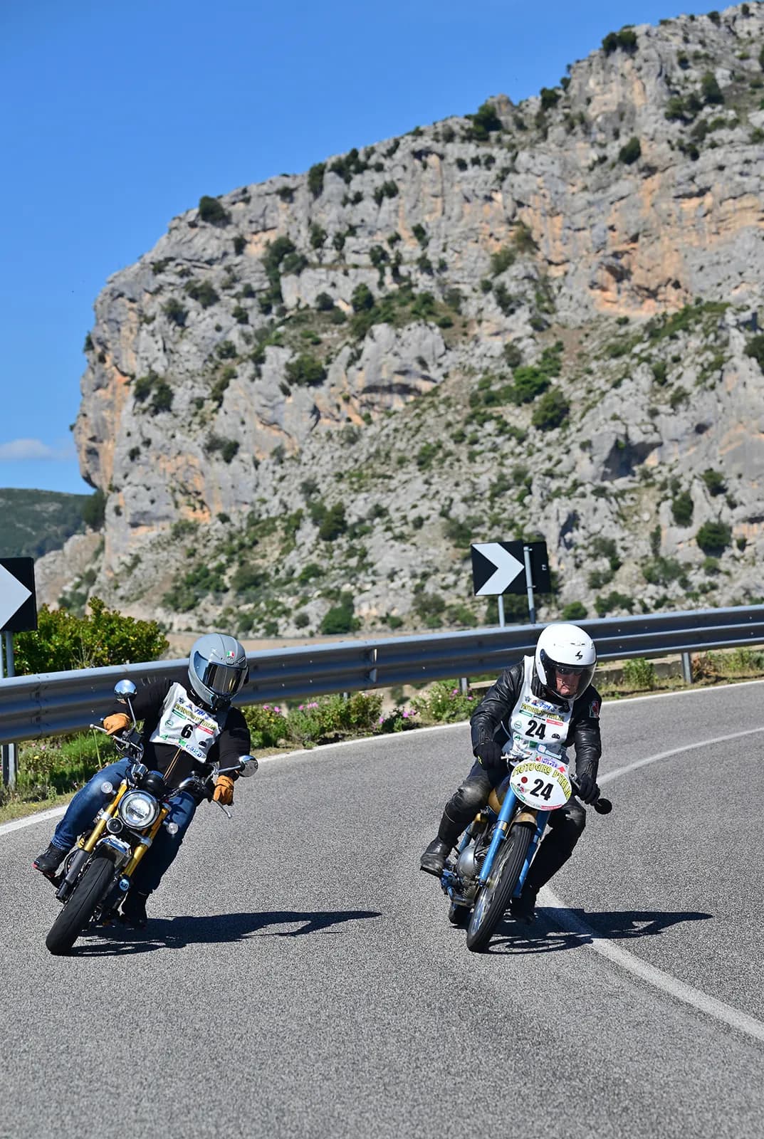 Partecipante in piega su strada di montagna
