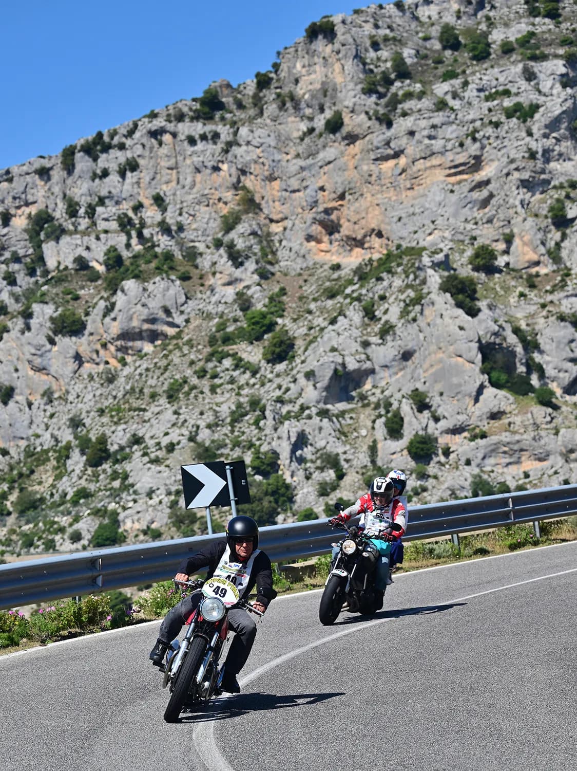 Due moto storiche in sequenza nella gola