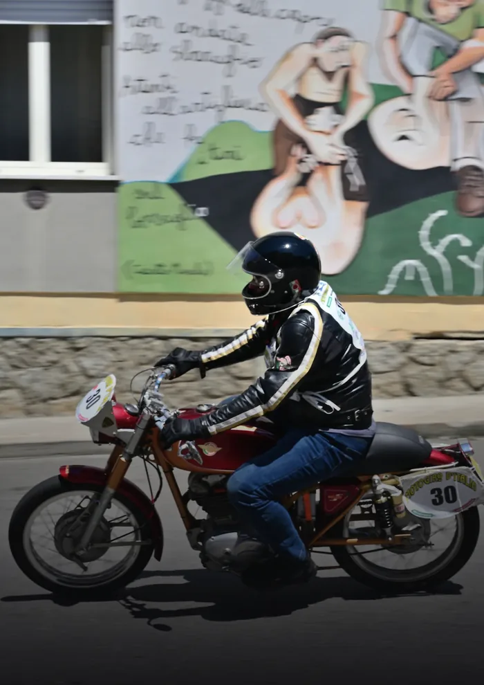RevZilla · Common Tread — Old metal, young hearts: il Motogiro in Sardegna