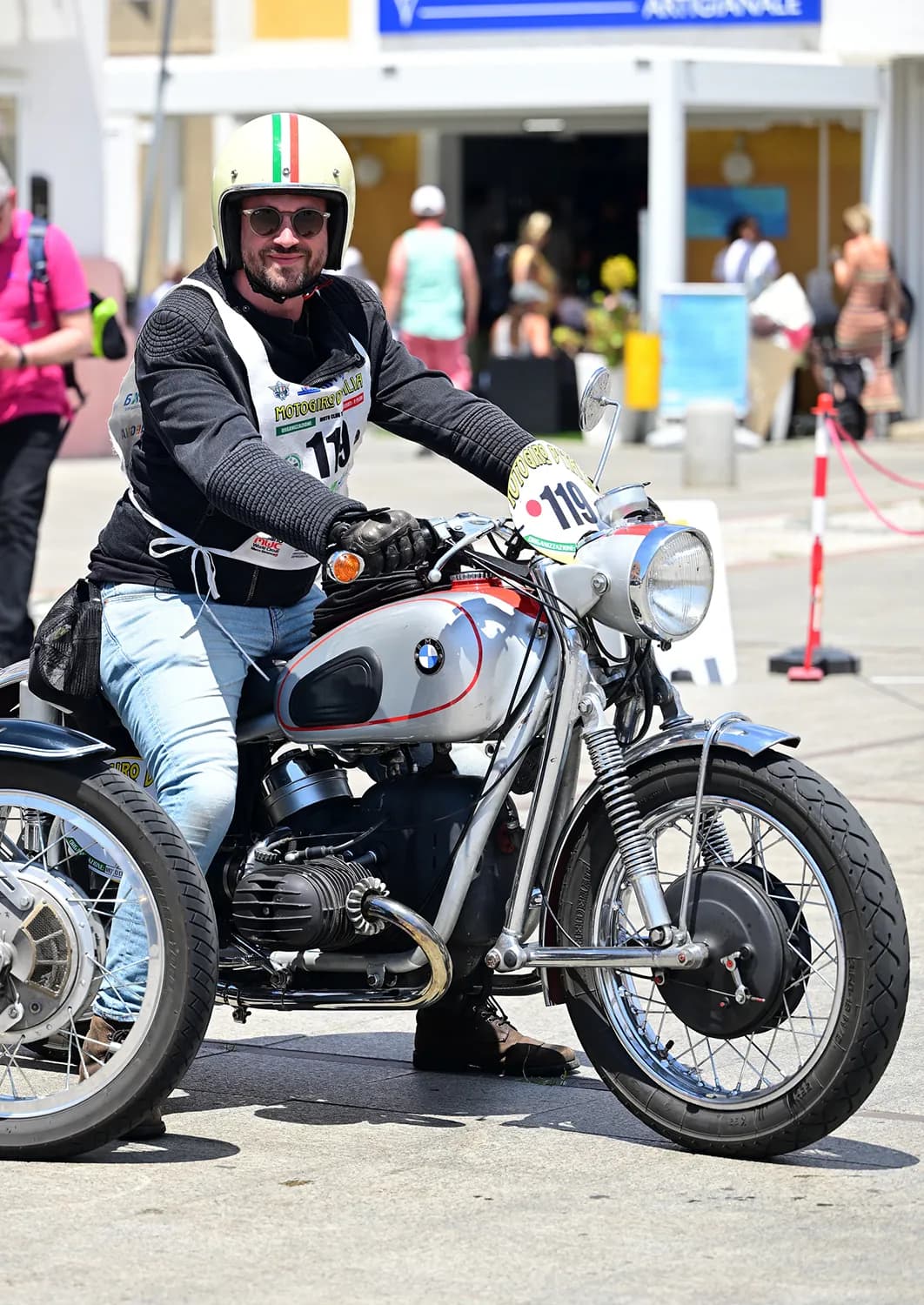 BMW d'epoca in sosta lungo la tappa